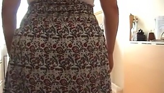 Femme Mature Britannique Offre De L'Argent Pour Du Sniffing En Jupe Et Du Sexe Oral