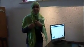 Jamila, En Marokkansk Kvinde, Eksperimenterer Med Lesbisk Intimitet Med En Hollandsk Pige, Som Beskrevet På Arabisk