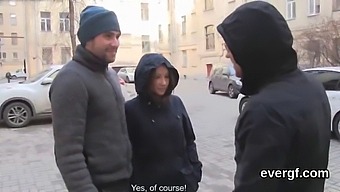 En Mand Uden Penge Lader Sin Attraktive Partner Have Sex Med En Anden Mand For Penge, Med En Hardcore Scene