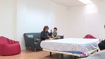통통한 성숙한 아내가 바람난 남편에게 복수하기 위해 조르디와 섹스합니다