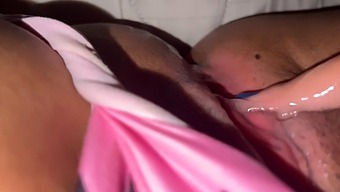 Ověřená Amatérská Asijská Kráska Se Oddává Smyslnému Sólovému Sezení