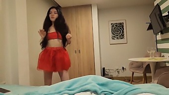 Kırmızı Elbiseli Ve Külotsuz Çarpıcı Bir Kadın, Şenlikli Bir Hediye Olarak Nüfuz Edilmek Istiyor