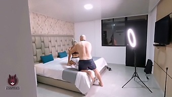 Он Ме Тајно Снима Током Фотографисања.