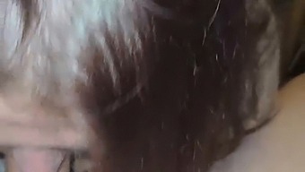 Samantha Orális Szexet Végez Egy Férfi Péniszén