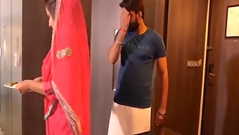 एक आकर्षक गृहिणी को एक बड़े सदस्य द्वारा प्रवेश कराया जाता है।