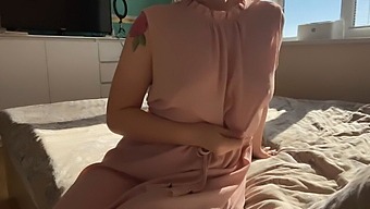 예쁜 핑크 드레스를 입은 여자가 감각적인 탐구를 즐깁니다
