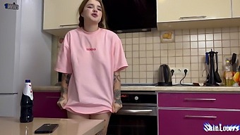 Два Парня И Похотливая Домохозяйка: Дикое Анальное Приключение