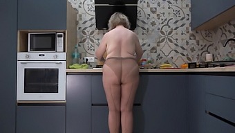 Detrás De Las Escenas De Una Esposa Curvilínea En Pantimedias De Nylon Mientras Sirve El Desayuno