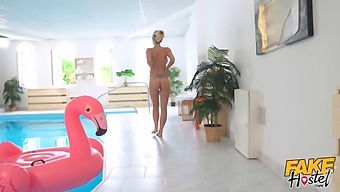Η Nathaly Cherie, Μια Ώριμη Ξανθιά Με Μεγάλα Φυσικά Βυζιά, Απολαμβάνει Πρωκτικό Σεξ Δίπλα Στην Πισίνα Σε Ένα Σκηνικό Δωμάτιο Ξενοδοχείου