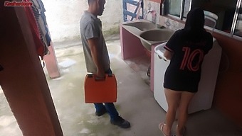 出轨的妻子在丈夫缺席的情况下在户外勾引电器修理工进行性服务