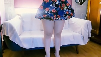 Un Voyeur Masturbándose Es Atrapado Por Su Ama Y Se Le Pide Que Se Desnude